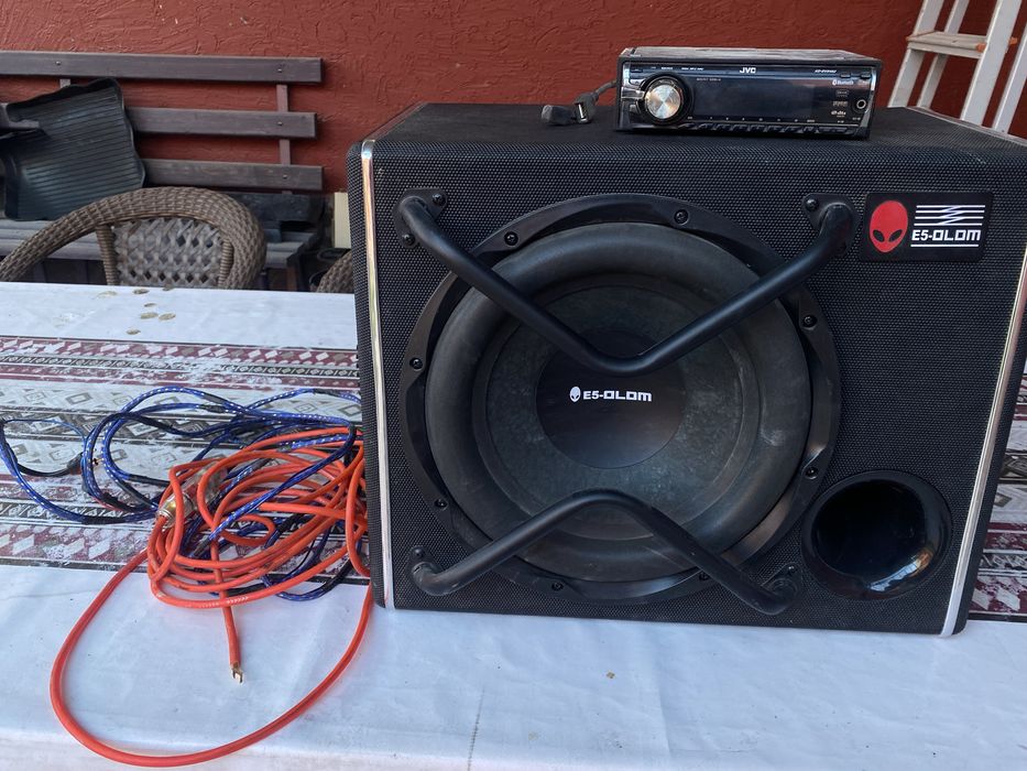 Продам Сабвуфер и могнитолу жвс и провода в бонус