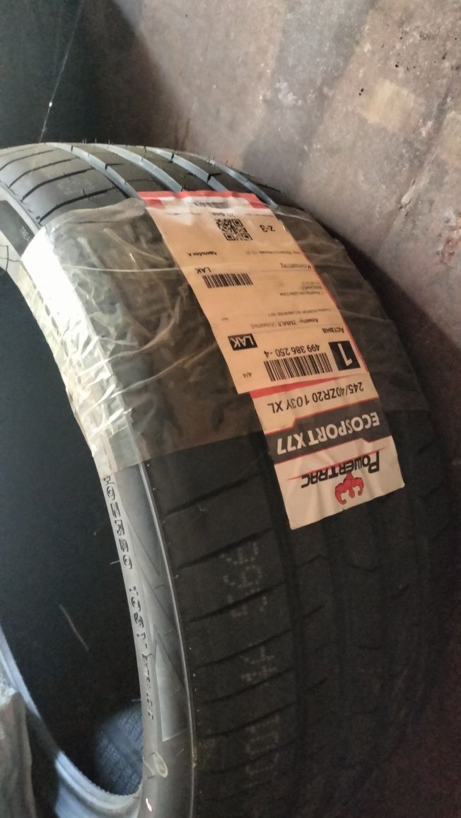 Продам комплект шин 245/40 R20