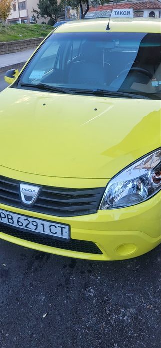 Продавам Дачия Сандеро