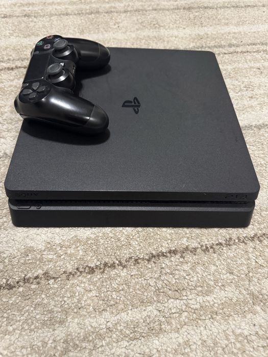 PS4 Slim 1TB в много добро състояние