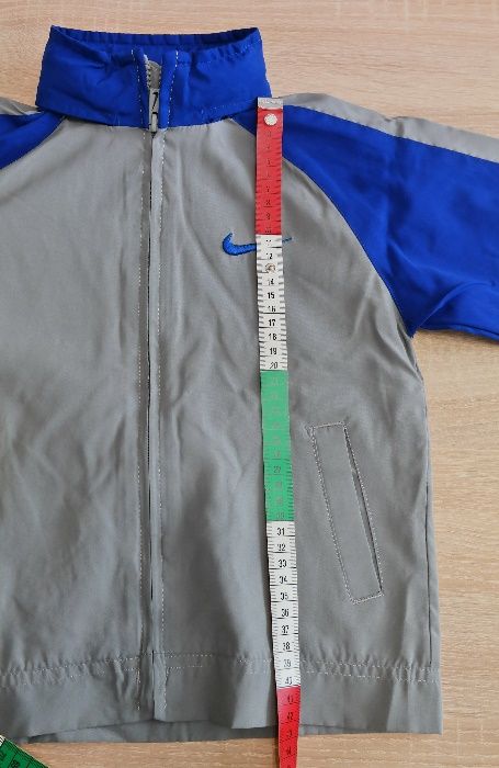 Vand trening NIKE, nou,de fas ,captusit, marime 4ani