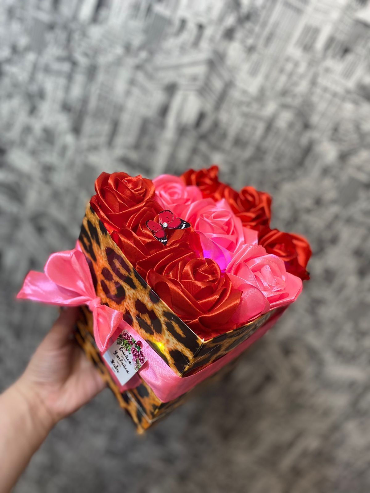 Букеты из атласных роз и бабочек! Креативные подарки