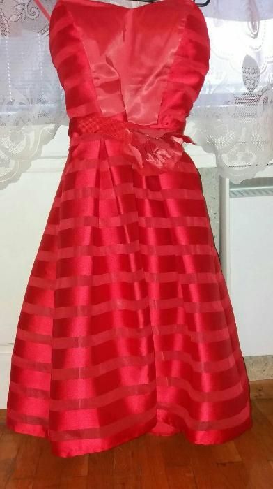 Червена официална рокля
