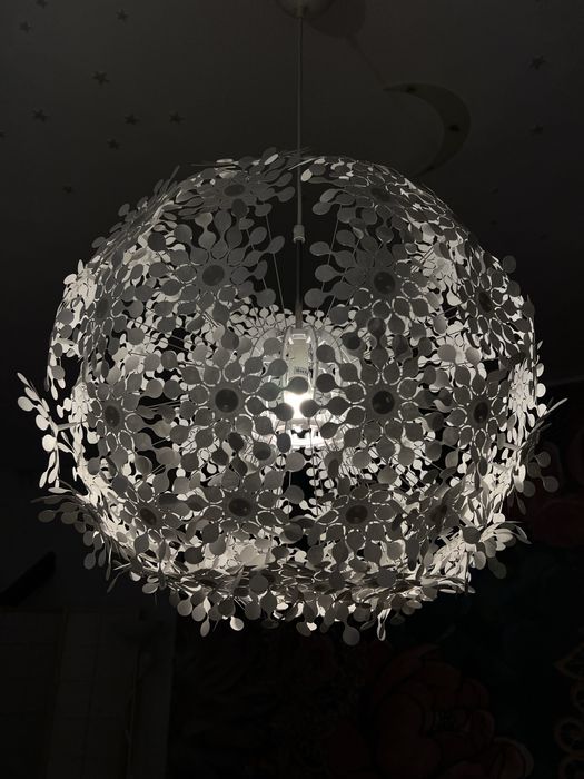 Lampa din “ flori brodate”