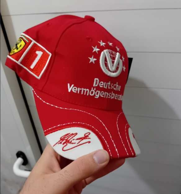 Оригинална шапка на Михаел Шумахер с автограф