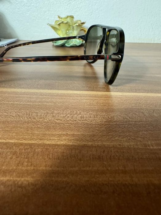 Vand ochelari de soare Gucci
