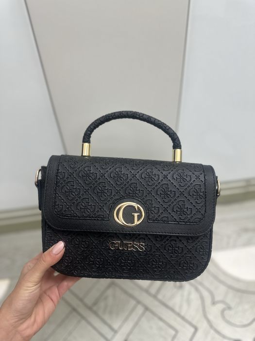 Нови дамски чанти Guess