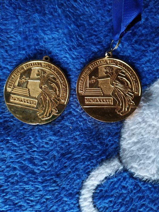 Vând medalii pentru colecție sunt placate în aur pentru mai multe deta