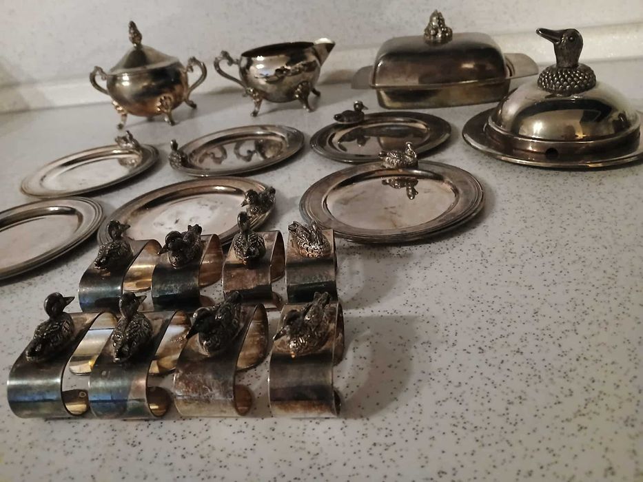 Посребрени съдове и аксесоари за сервиране