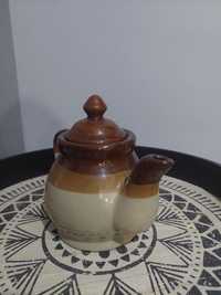 Ceainic vechi din ceramică