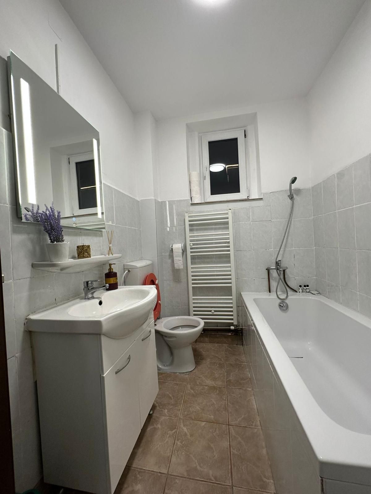 Apartament Untold - zona The Office