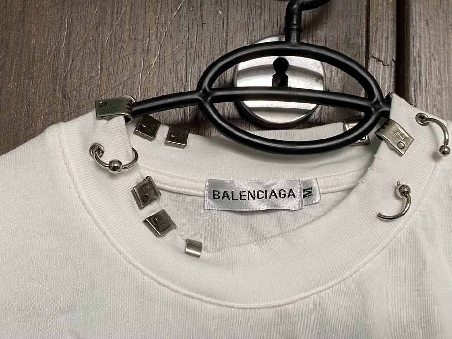 oversized бяла тениска с пиърсинги streetwear