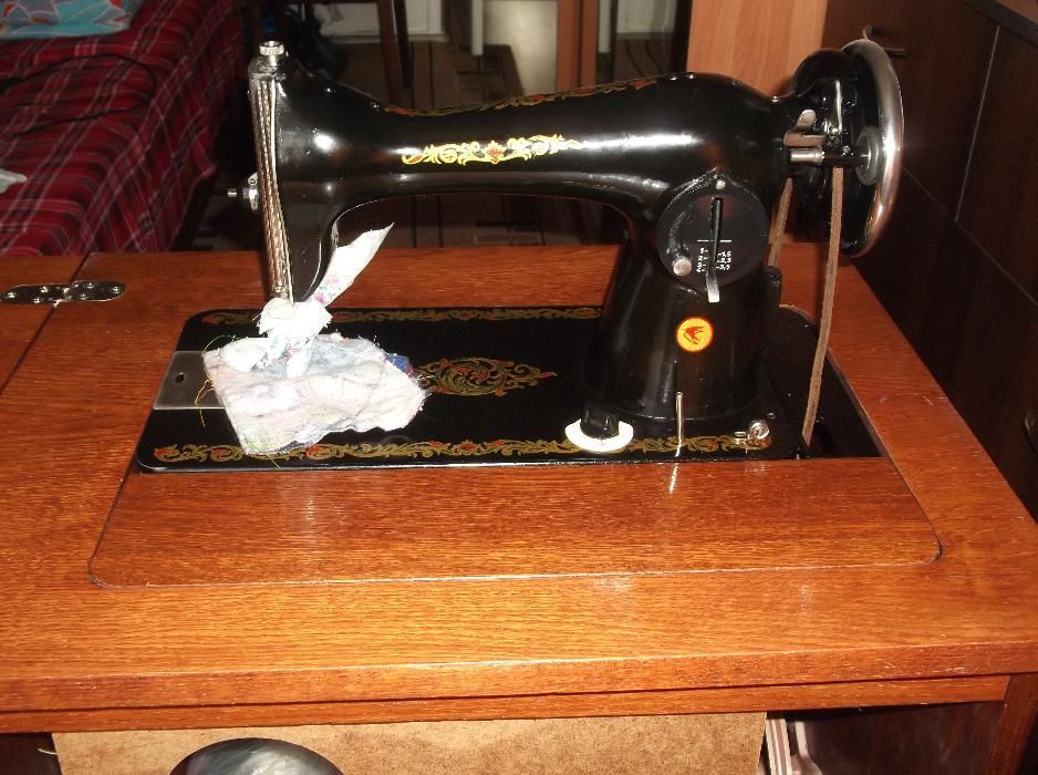 Машинка швейная, ножная.