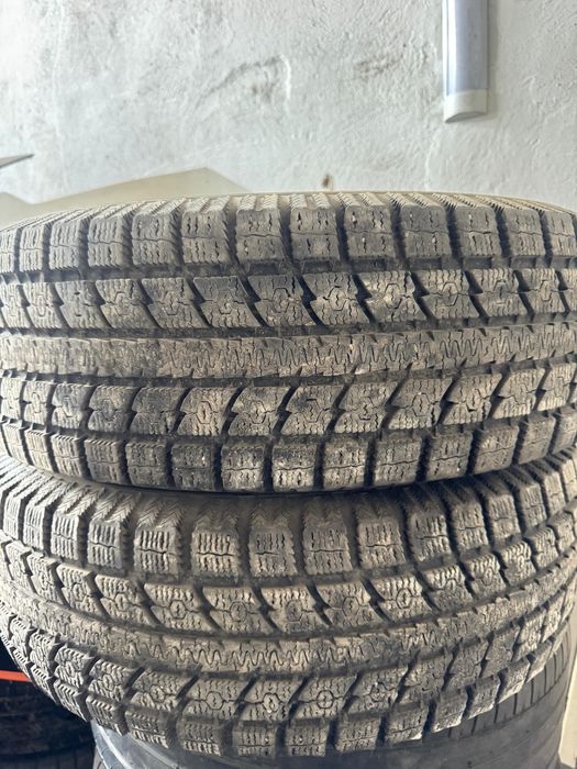 Продам 2 зимние шины