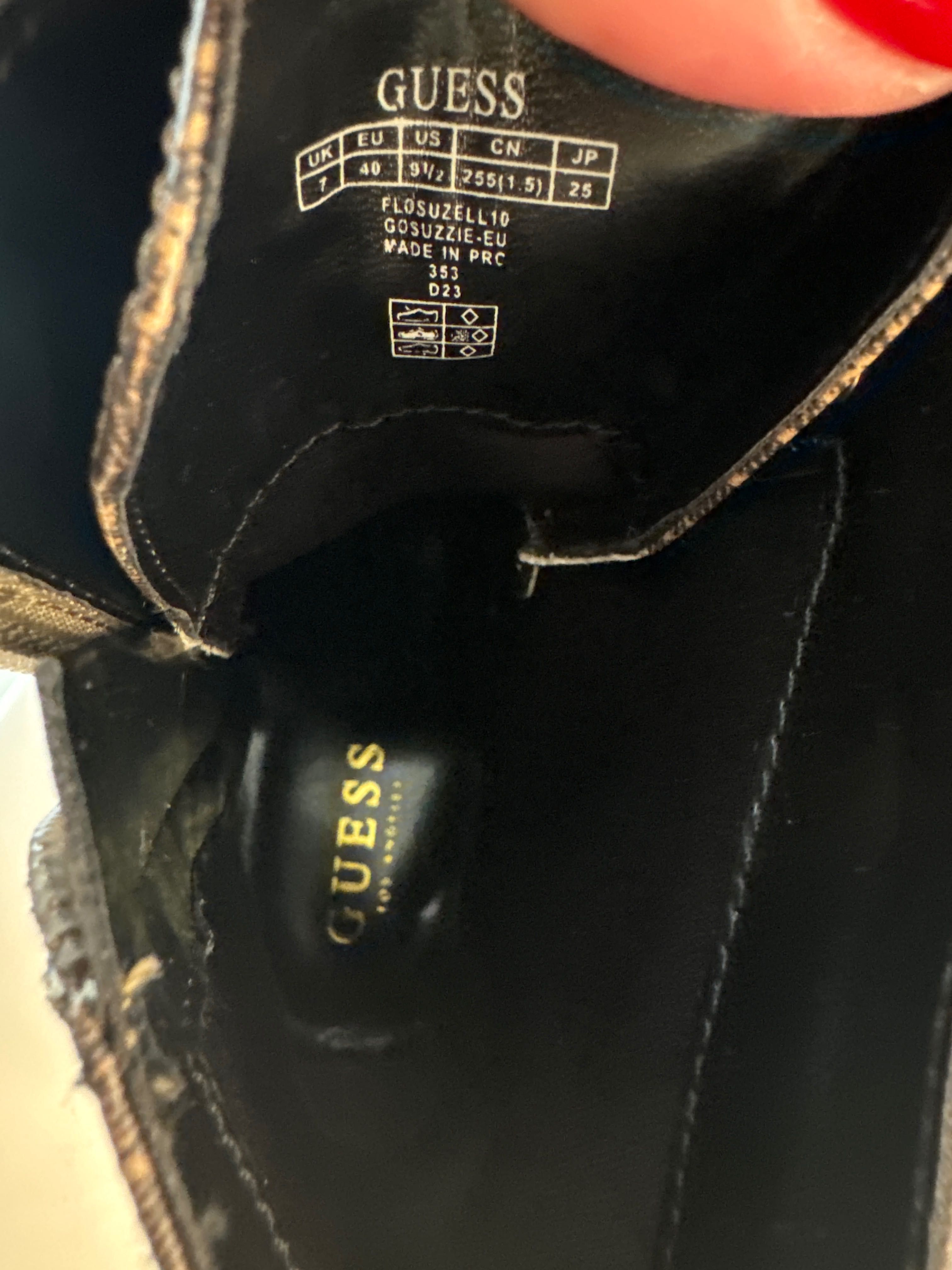 Продавам ботуши Guess