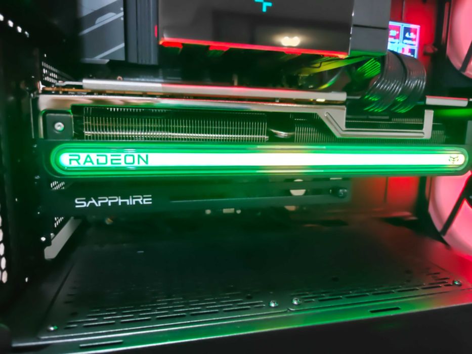 Продавам Sapphire NITRO+ AMD Radeon RX 7800 XT 16GB