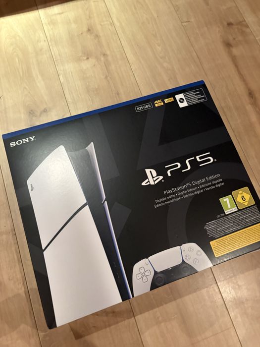 Vând PS5 slim 825 GB
