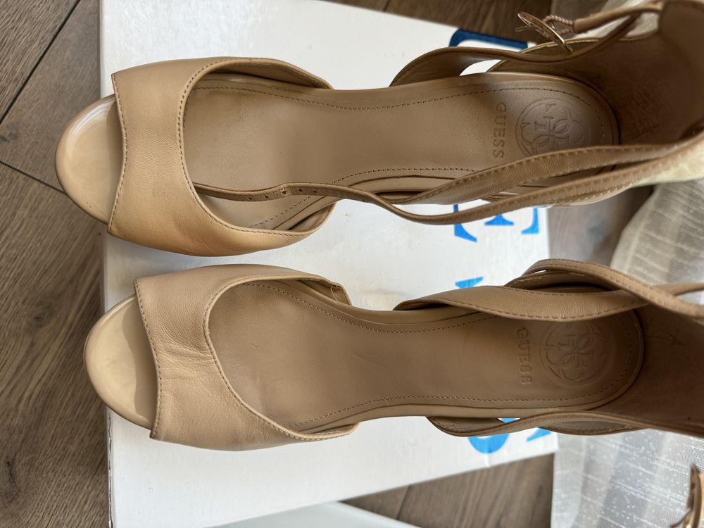 Летни сандали Guess