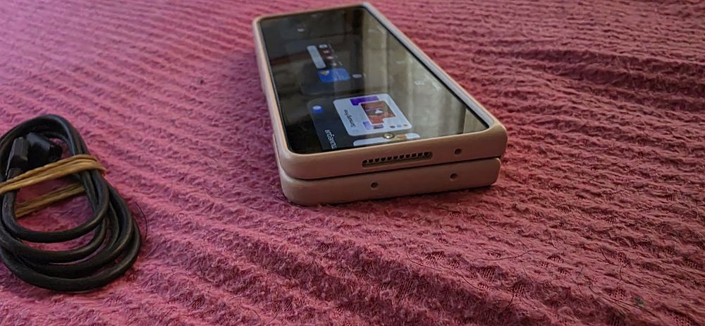 Samsung Galaxy Z Fold 4 12GB RAM 512GB Beige-само на малък дисплей!