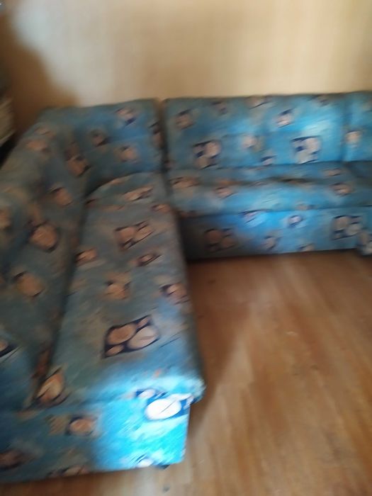 Продавам подсилени ъглови дивани за заведение