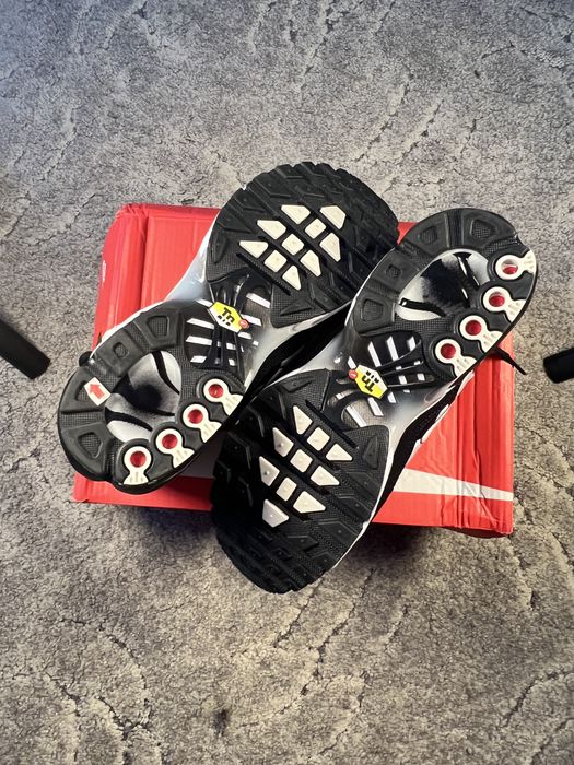 Чисто Нови Nike Air Max Plus Маратонки - 43 Номер