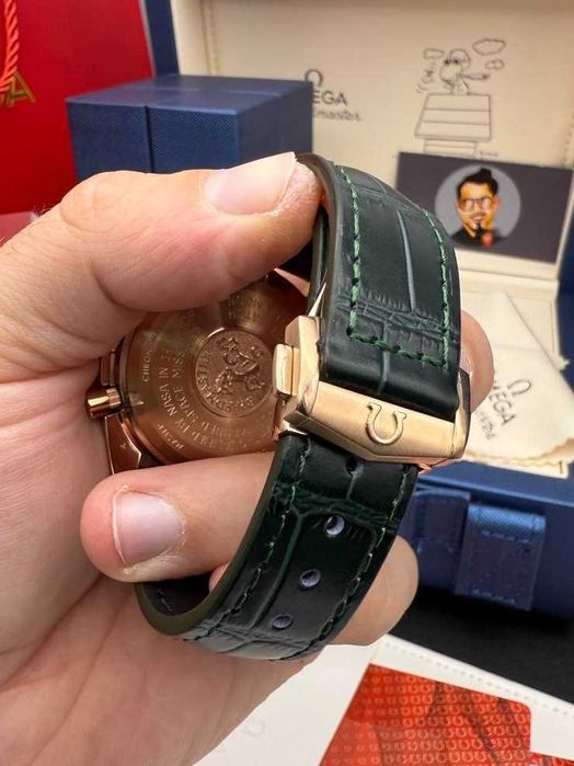 omega speedmaster златно/зелено
