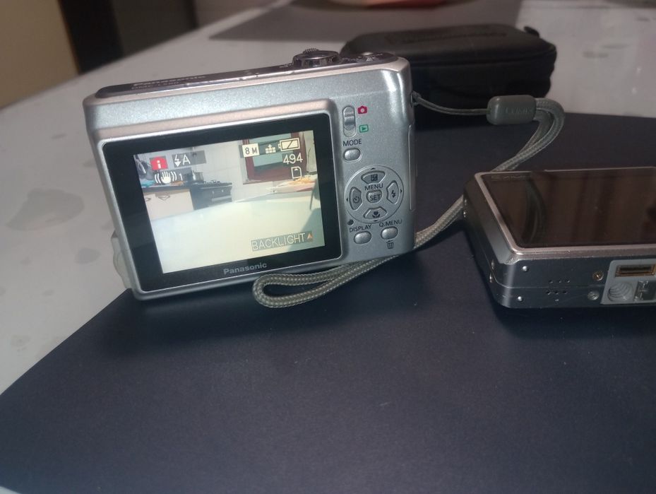 Aparate digitale compacte Panasonic Lumix și Casio Exilim