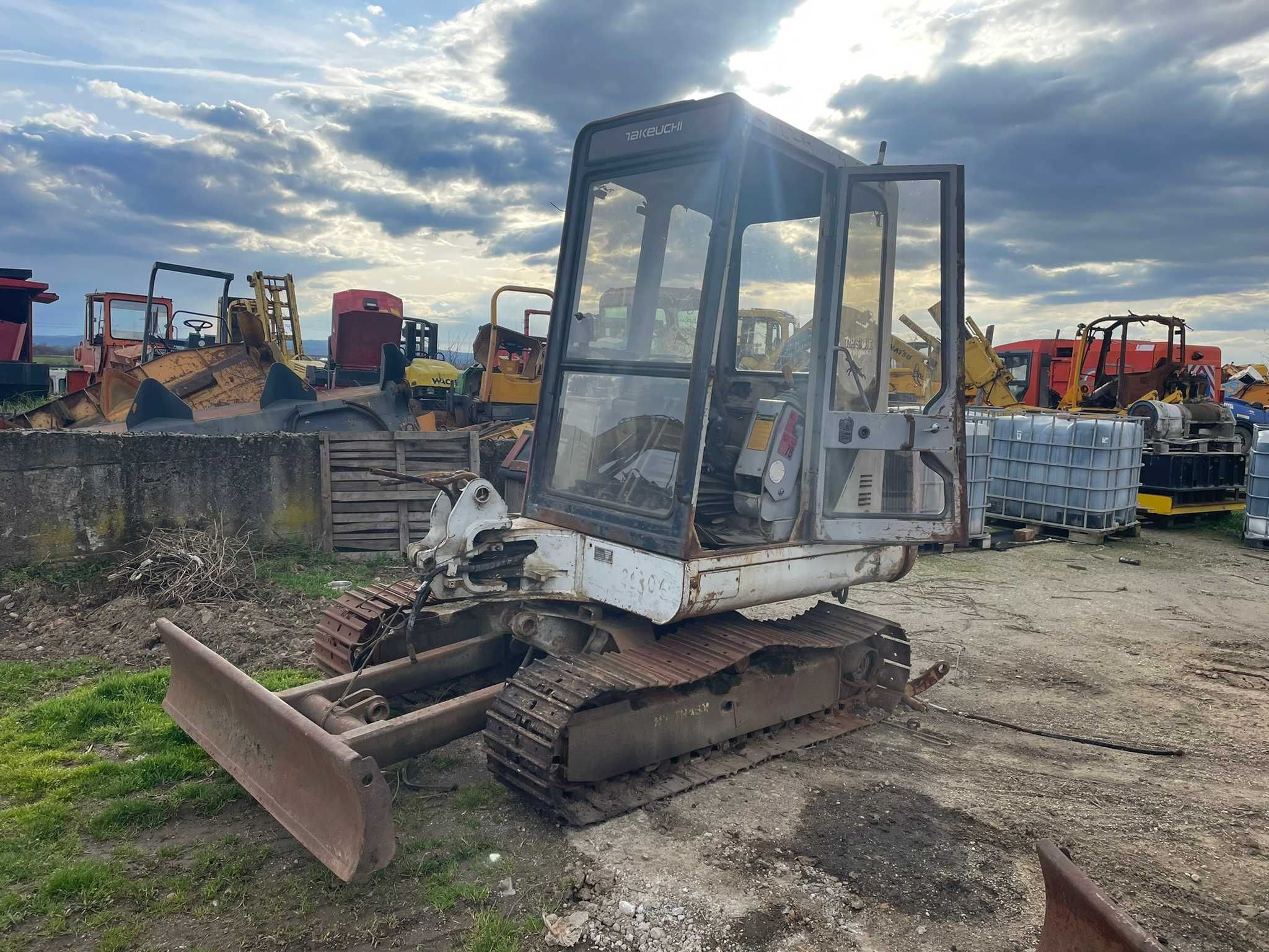 Dezmembrez miniexcavator Takeuchi TB035