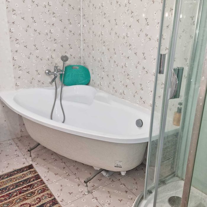 акриловая угловая ванна  (б/у)