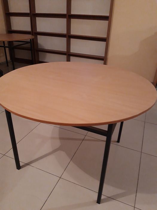 Деревянный круглый стол