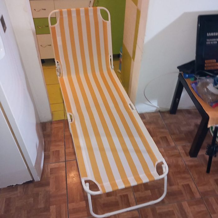 Sezlong de plaja din tevi de metal.