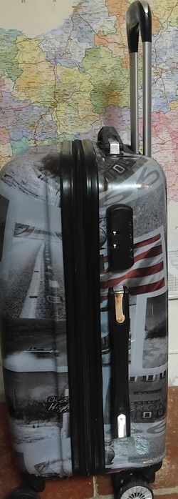 Куфар твърд с дръжка на колела