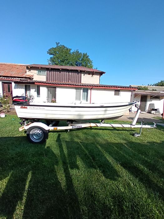 Barcă din fibră, SAILOR, cu motor și peridoc.