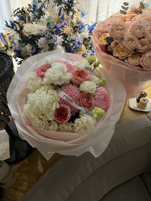 свежий букет пионовидные розы