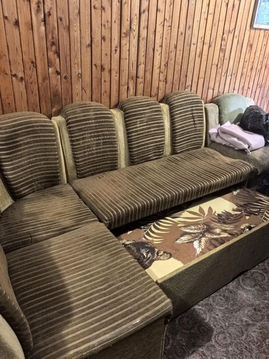 Ъглов диван.