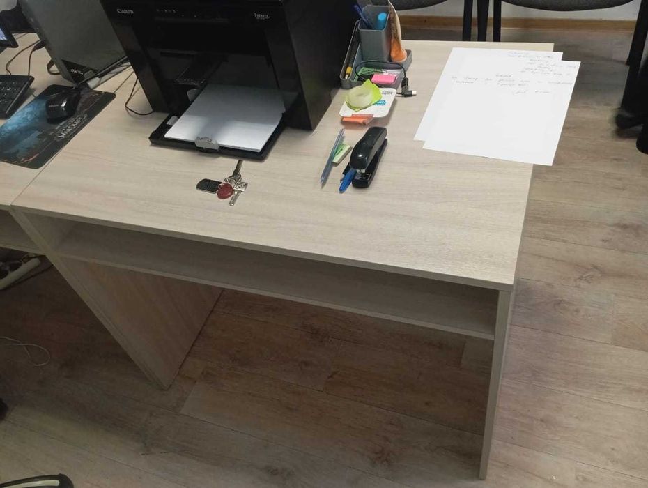 Продам столы письменные 4 штуки в хорошем состоянии.