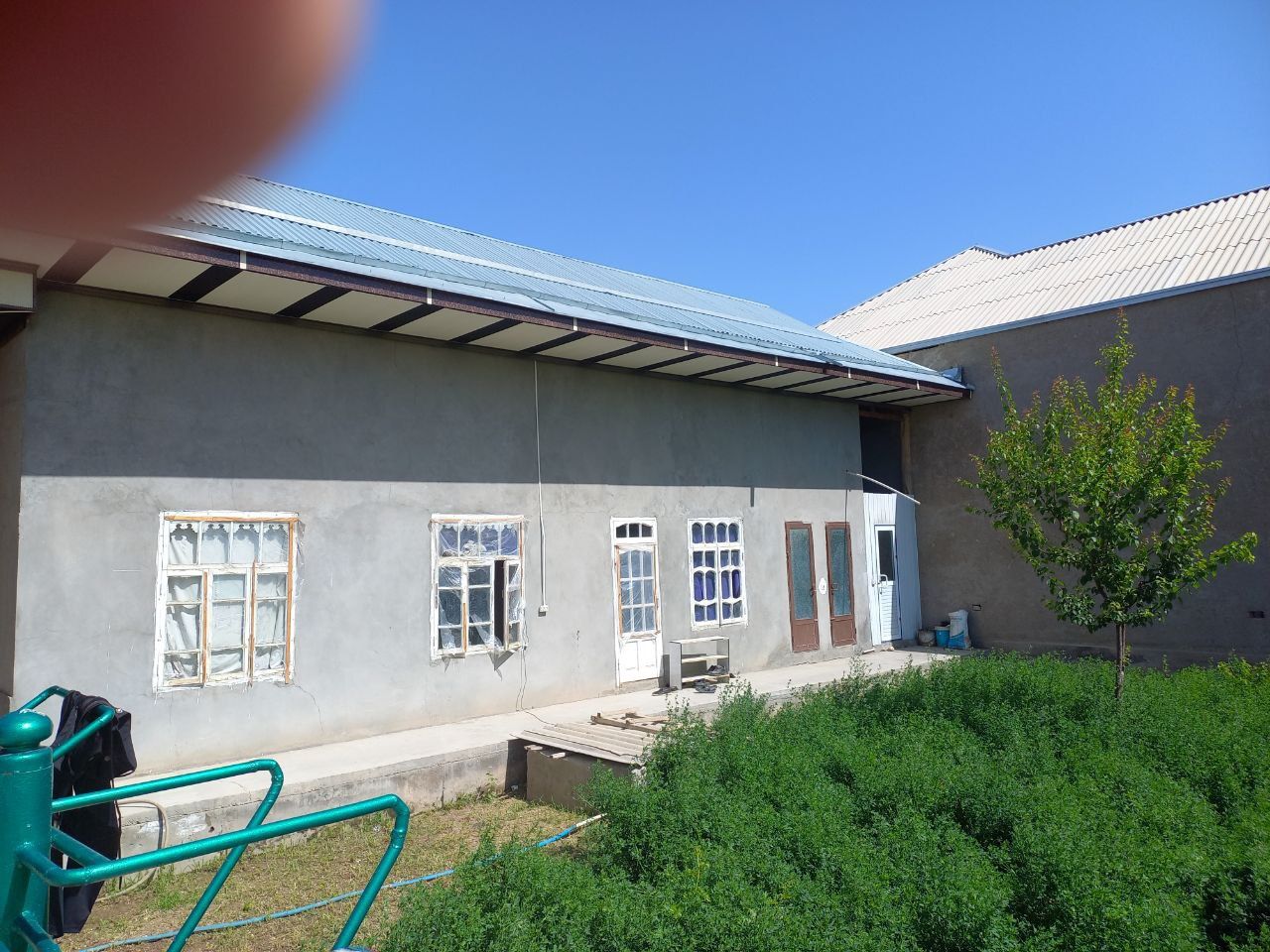 4,23 sotihli hovli sotiladi.  Shahrisabz Pedagogika instituti orqasida