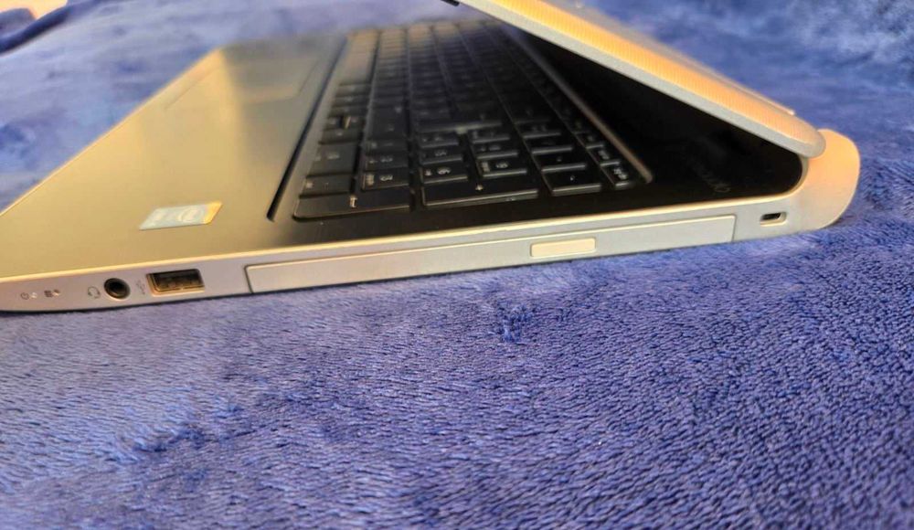 Лаптоп HP Pavilion 15 Notebook + Зарядно + чанта. Перфектен външен вид