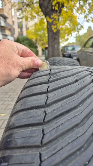 Продавам 2 всесезонни гуми MICHELIN 255/45R20 101W CROSSCLIMATE 2 SUV