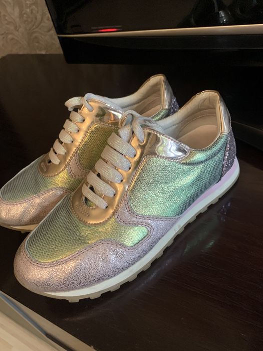 Кроссовки женские