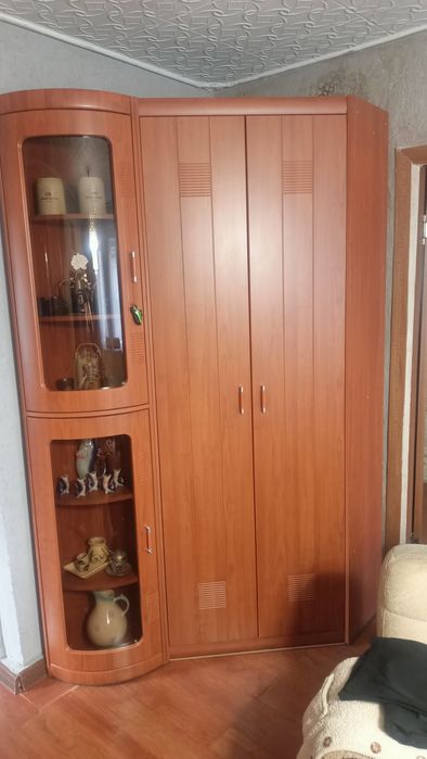 Продам шкафы - стенка угловые разборные, два уголовных и два серванта.