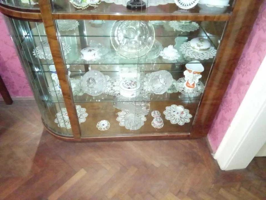 Vitrina veche cu multe piese frumoase la Satu Mare