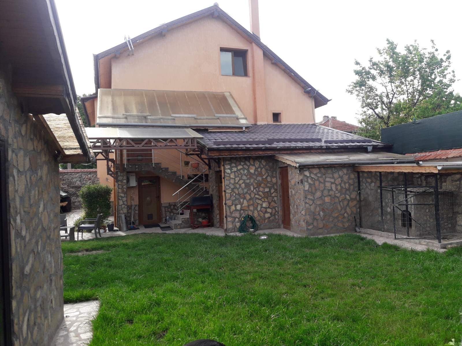 Продавам нова напълно завършена  масивна триетажна къща на 7км от цент