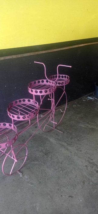 Декоративная цветочная подставка в виде велосипеда. Велосипед