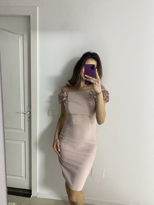 Rochie roz pudra cu flori 3D pe umar