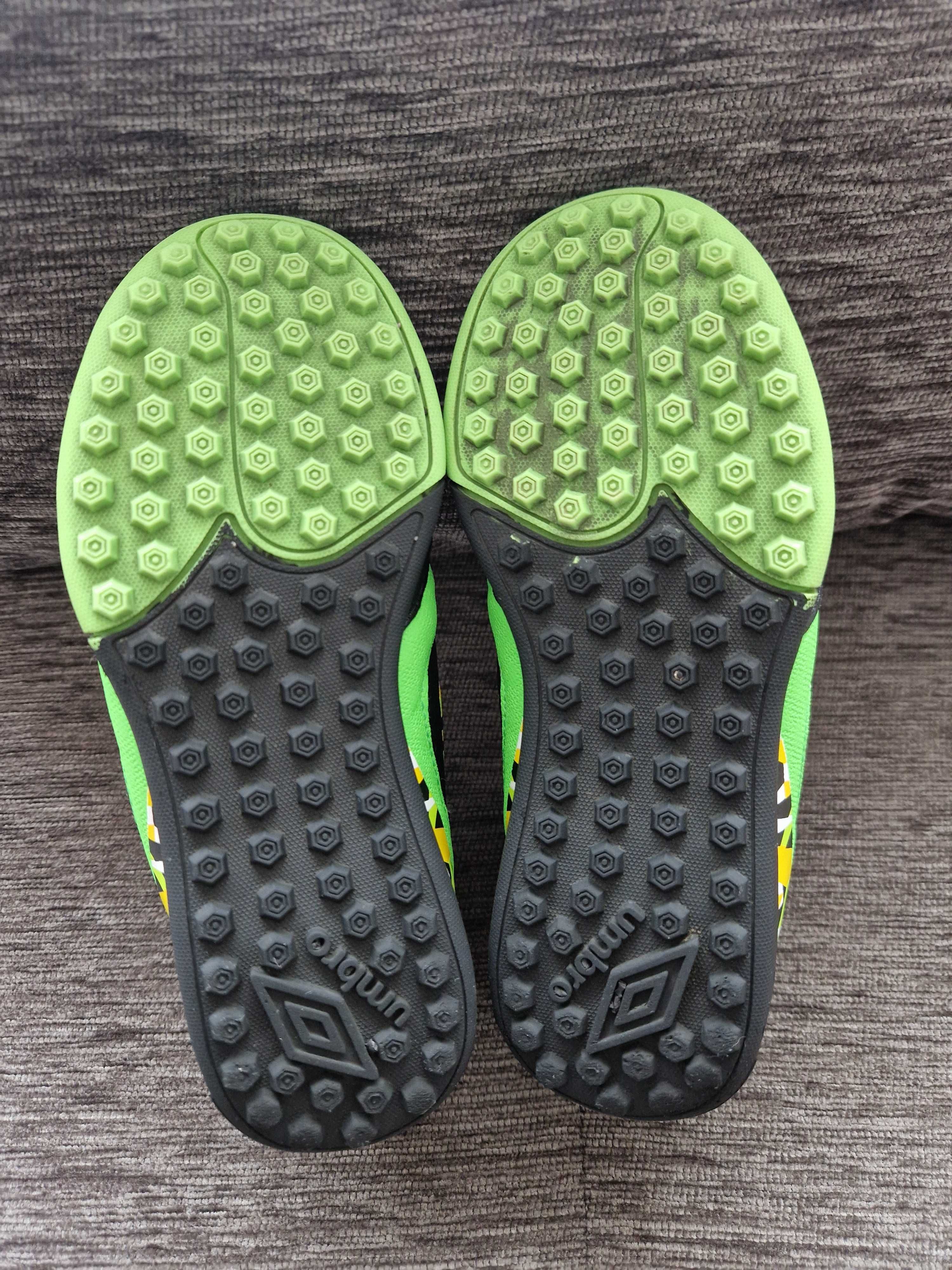 Детски бутонки за футбол Umbro