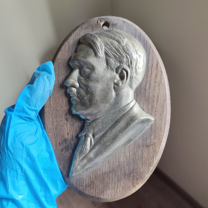 Барельеф А. Гитлер