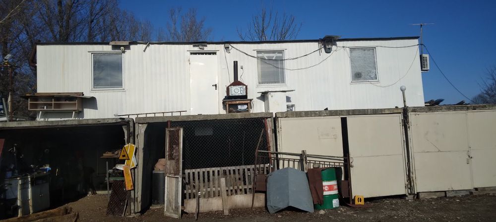 Фургони за склад и за живеене