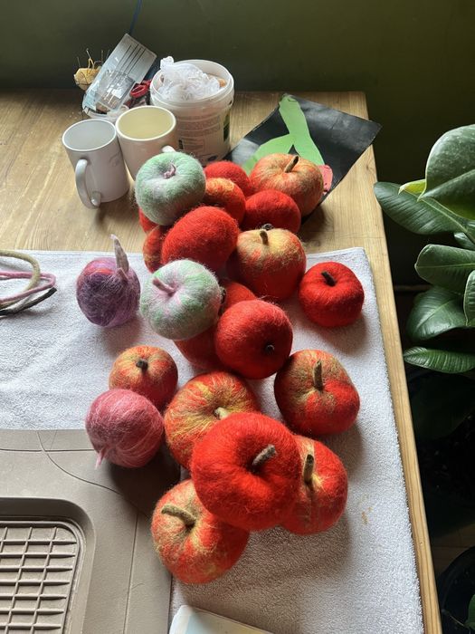 Яблоки сувенирные из войлока