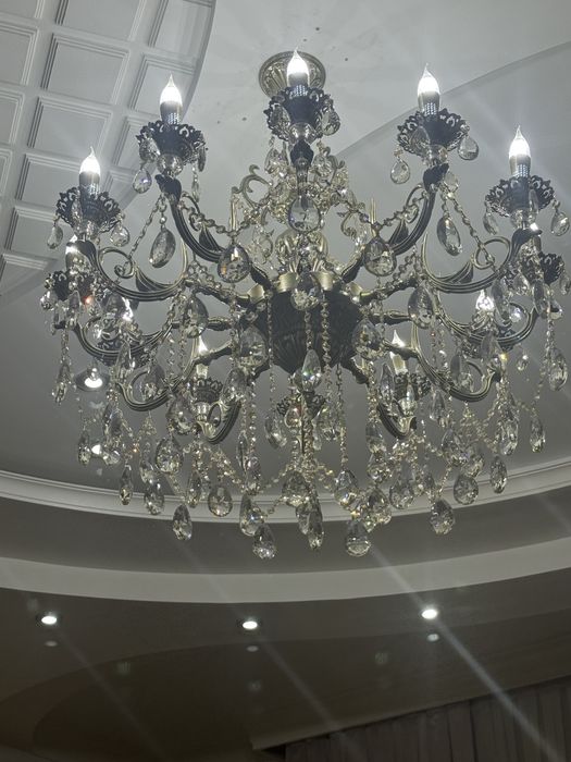 2 люстры одна большая 12 лампочек, а друггая 6 рожковое люстра